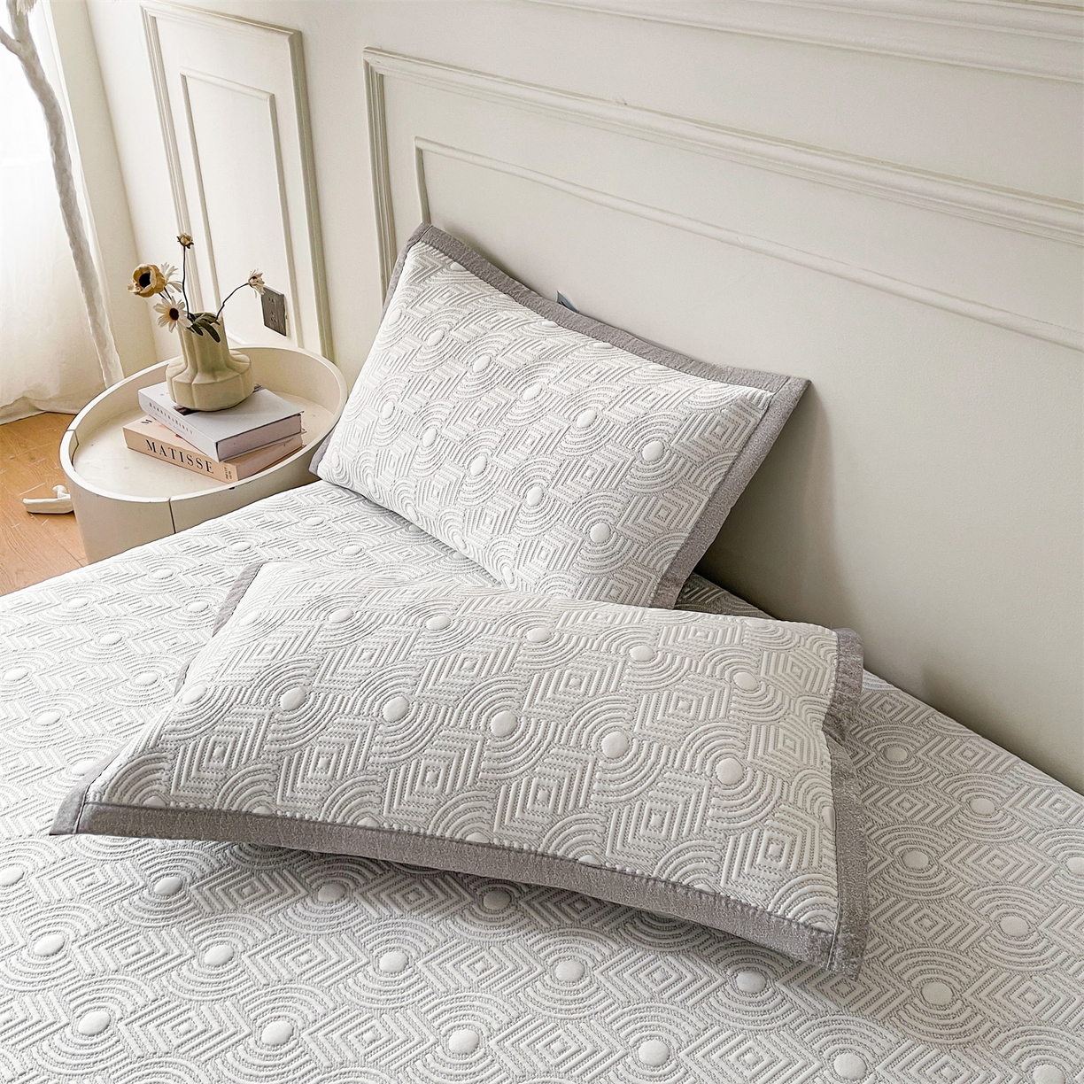 91家纺网 家纺一手货源 找家纺 慕木家纺 2026新款高端三明治硅胶复合PE100%乙纶提花冰豆豆凉席空调席韩版INS系列（提供买家秀） 韩INS-方圆灰床席款