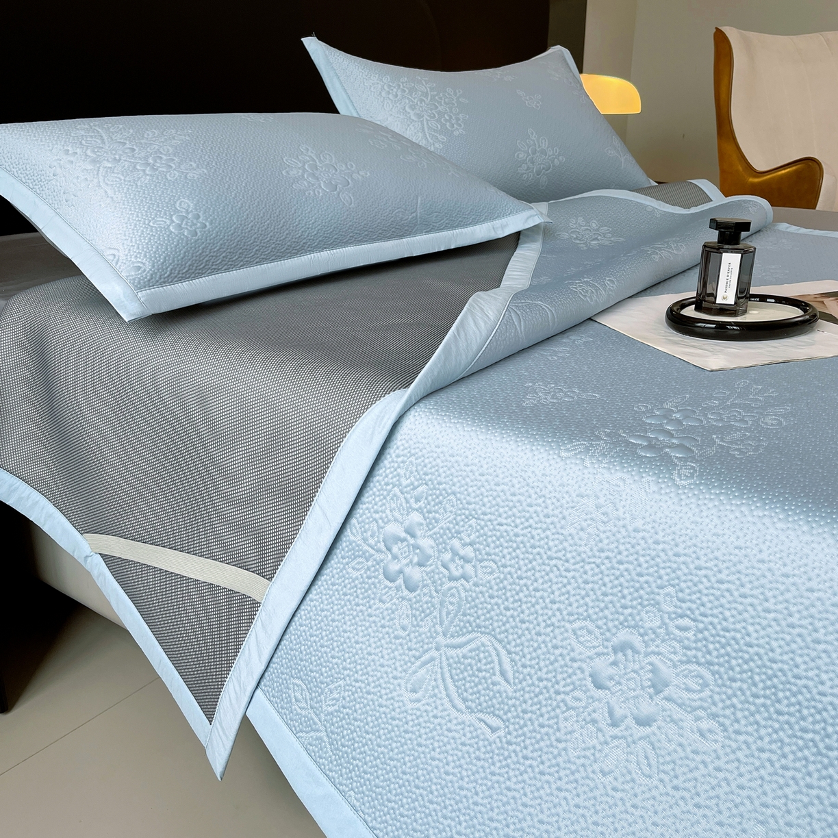 91家纺网 家纺一手货源 找家纺 春皖家纺 2026新款提花浮雕冰豆豆凉感席三件套-浅夏花结 浅夏花结-蓝