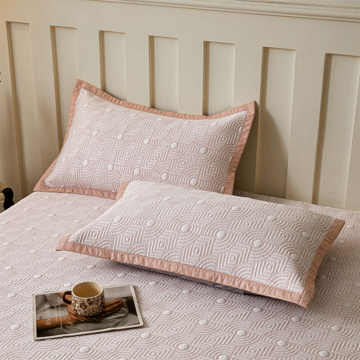 91家纺网 家纺一手货源 找家纺 慕木家纺 2026新款高端三明治硅胶复合PE100%乙纶提花冰豆豆凉席空调席韩版INS系列（提供买家秀） 韩INS-方圆粉床笠款