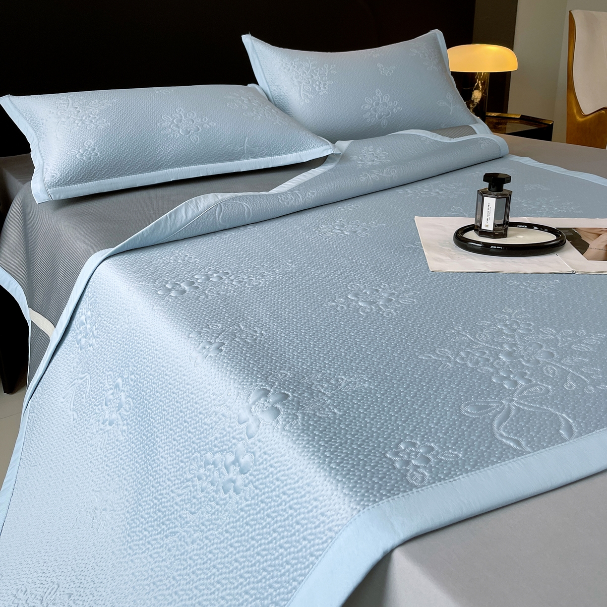 91家纺网 家纺一手货源 找家纺 春皖家纺 2026新款提花浮雕冰豆豆凉感席三件套-浅夏花结 浅夏花结-蓝