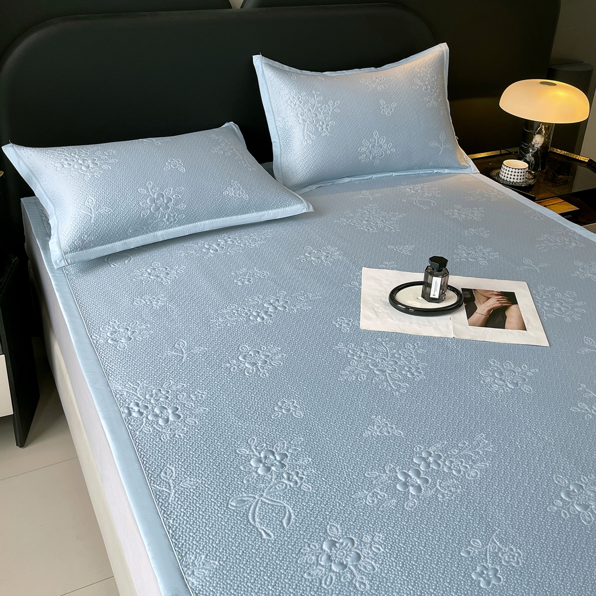 91家纺网 家纺一手货源 找家纺 春皖家纺 2026新款提花浮雕冰豆豆凉感席三件套-浅夏花结 浅夏花结-蓝