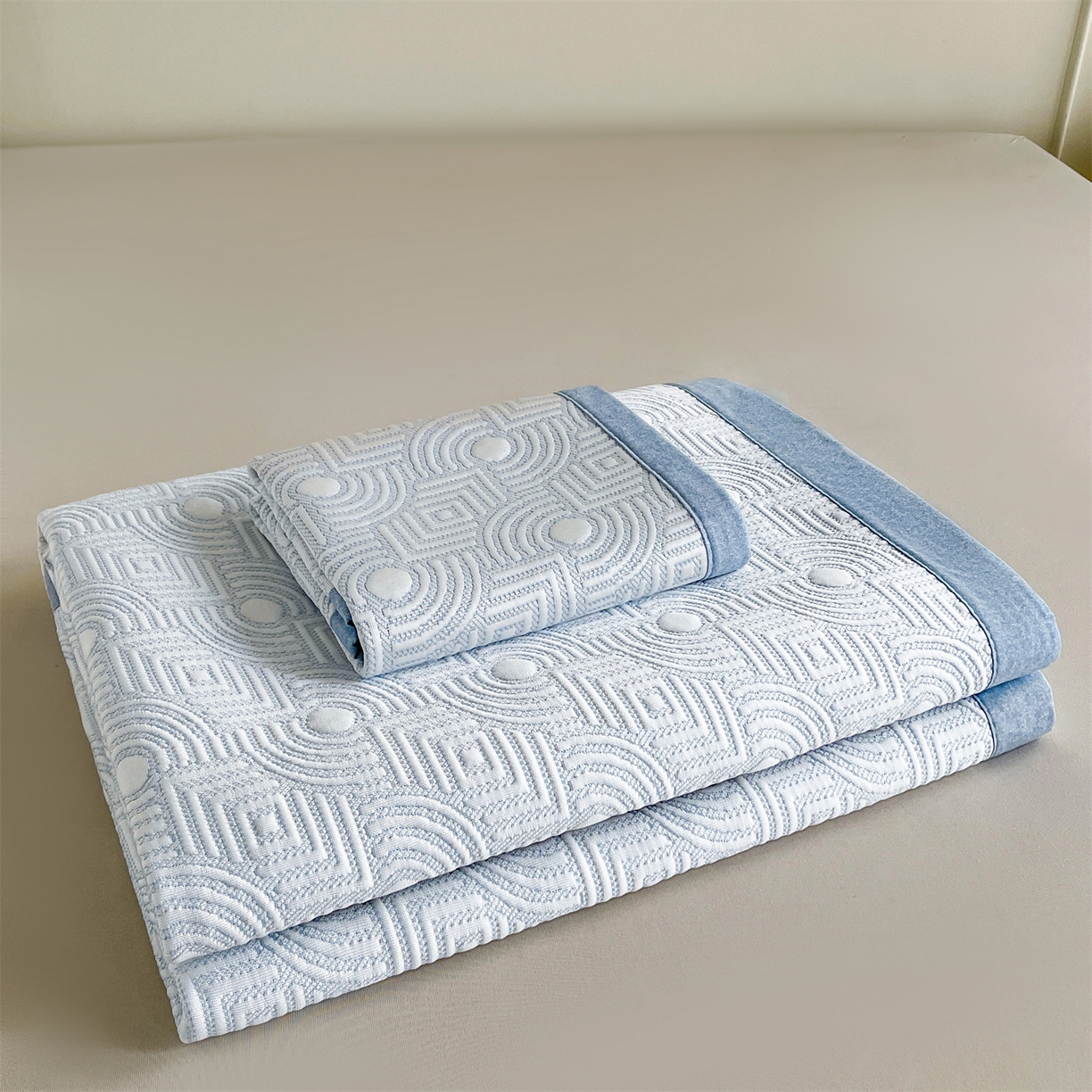 91家纺网 家纺一手货源 找家纺 慕木家纺 2026新款高端三明治硅胶复合PE100%乙纶提花冰豆豆凉席空调席韩版INS系列（提供买家秀） 韩INS-方圆蓝床席款