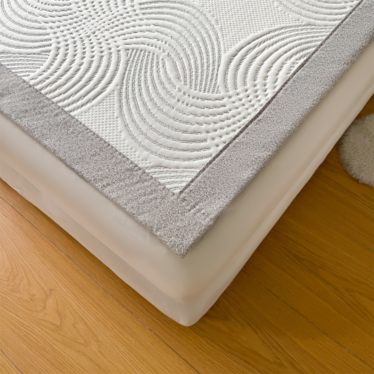 91家纺网 家纺一手货源 找家纺 慕木家纺 2026新款高端三明治硅胶复合PE100%乙纶提花冰豆豆凉席空调席韩版INS系列（提供买家秀） 韩INS-回川灰床席款