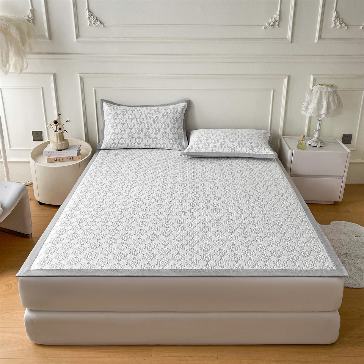 91家纺网 家纺一手货源 找家纺 慕木家纺 2026新款高端三明治硅胶复合PE100%乙纶提花冰豆豆凉席空调席韩版INS系列（提供买家秀） 韩INS-璇花灰床席款