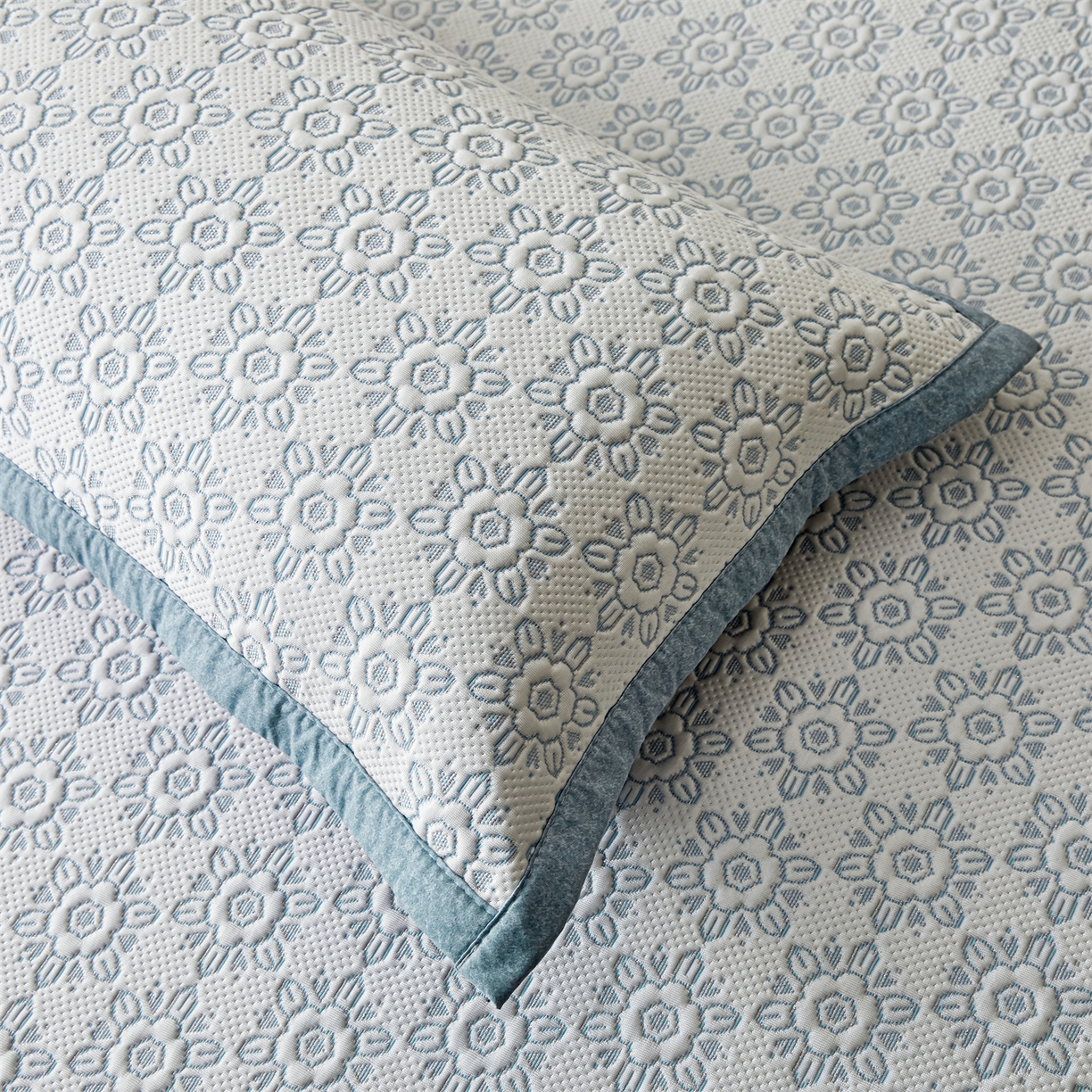 91家纺网 家纺一手货源 找家纺 慕木家纺 2026新款高端三明治硅胶复合PE100%乙纶提花冰豆豆凉席空调席韩版INS系列（提供买家秀） 韩INS-璇花蓝床笠款