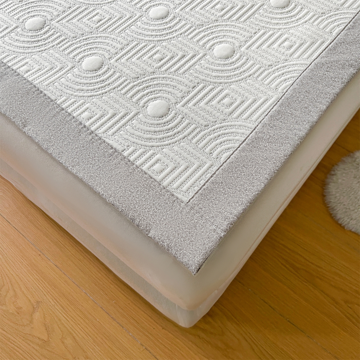 91家纺网 家纺一手货源 找家纺 慕木家纺 2026新款高端三明治硅胶复合PE100%乙纶提花冰豆豆凉席空调席韩版INS系列（提供买家秀） 韩INS-方圆灰床席款