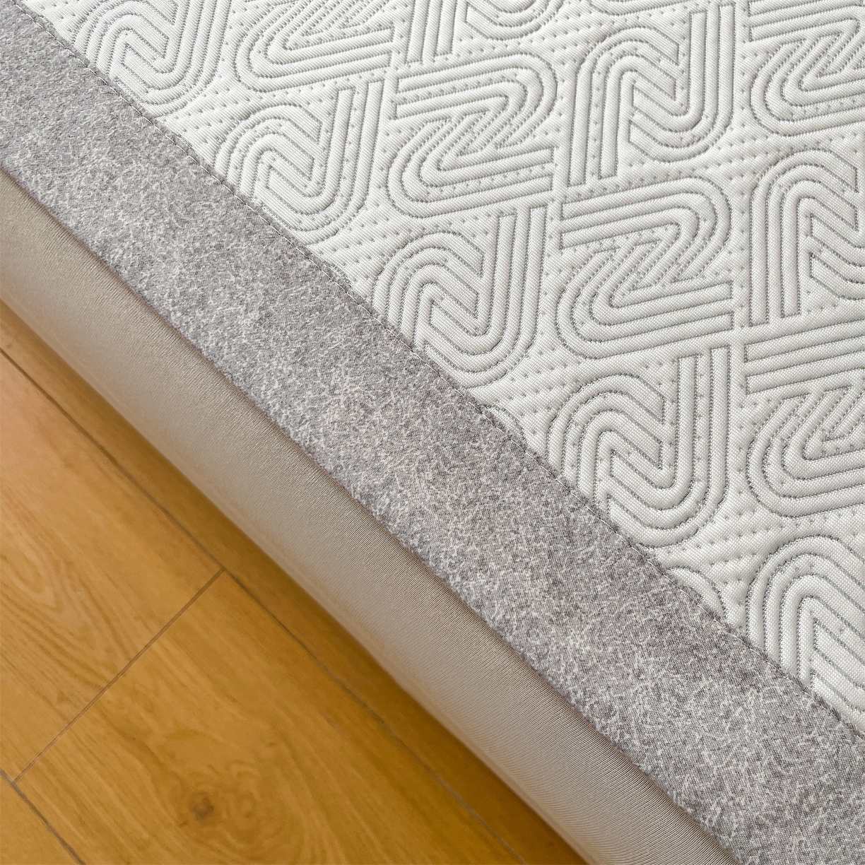 91家纺网 家纺一手货源 找家纺 慕木家纺 2026新款高端三明治硅胶复合PE100%乙纶提花冰豆豆凉席空调席韩版INS系列（提供买家秀） 韩INS-峰回灰床席款