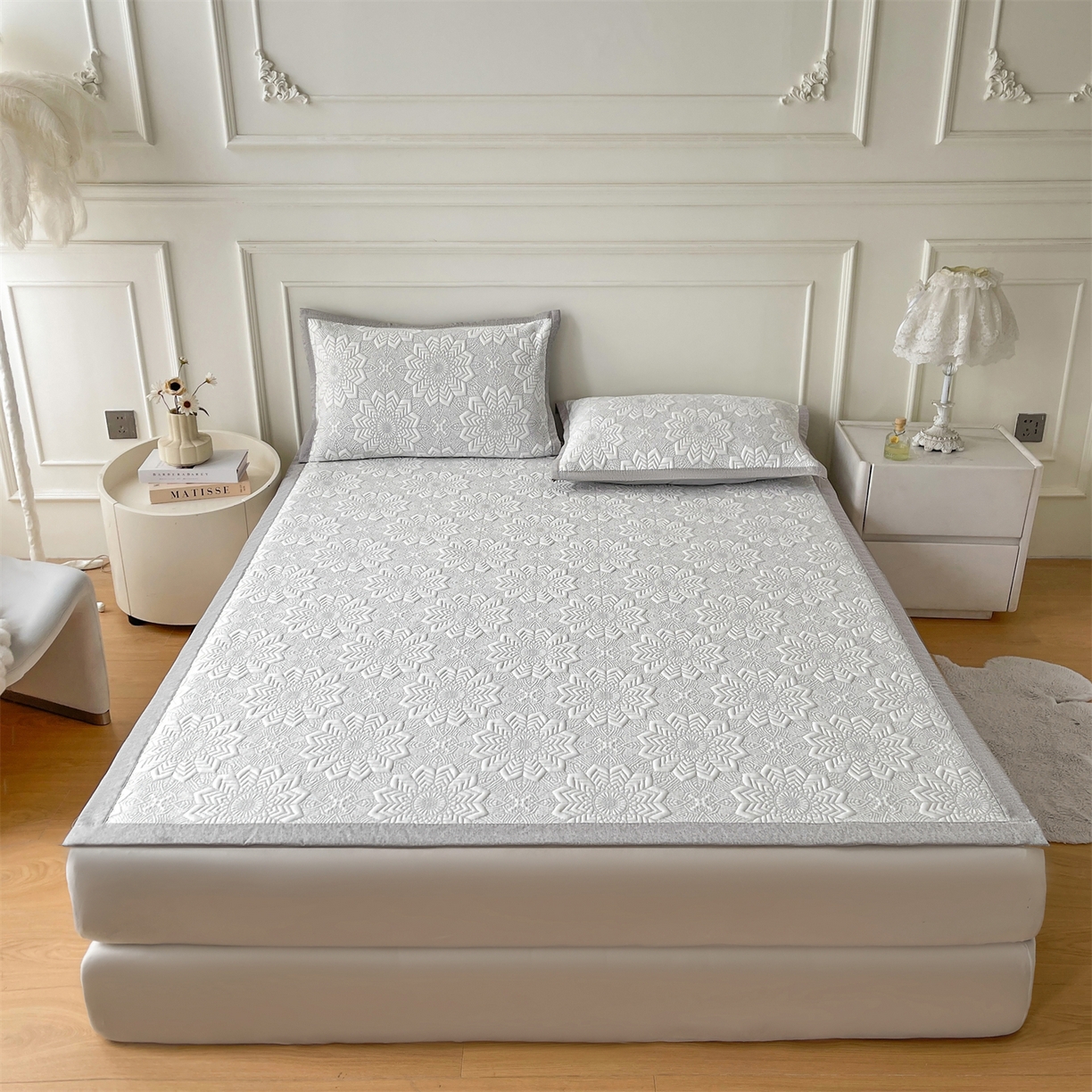 91家纺网 家纺一手货源 找家纺 慕木家纺 2026新款高端三明治硅胶复合PE100%乙纶提花冰豆豆凉席空调席韩版INS系列（提供买家秀） 韩INS-齐雪灰床席款