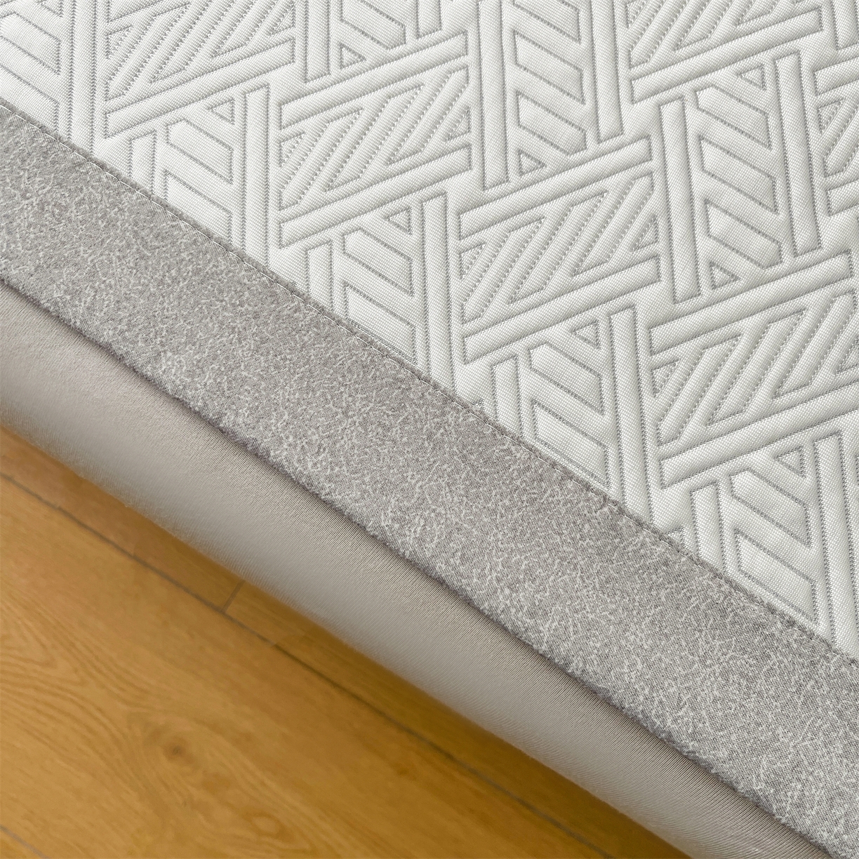 91家纺网 家纺一手货源 找家纺 慕木家纺 2026新款高端三明治硅胶复合PE100%乙纶提花冰豆豆凉席空调席韩版INS系列（提供买家秀） 韩INS-纵横灰床席款