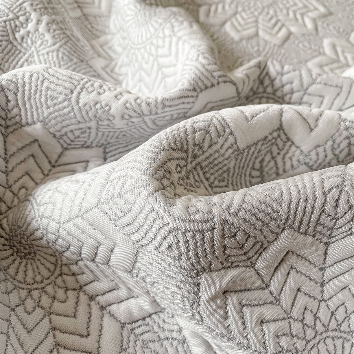 91家纺网 家纺一手货源 找家纺 慕木家纺 2026新款高端三明治硅胶复合PE100%乙纶提花冰豆豆凉席空调席韩版INS系列（提供买家秀） 韩INS-齐雪灰床席款