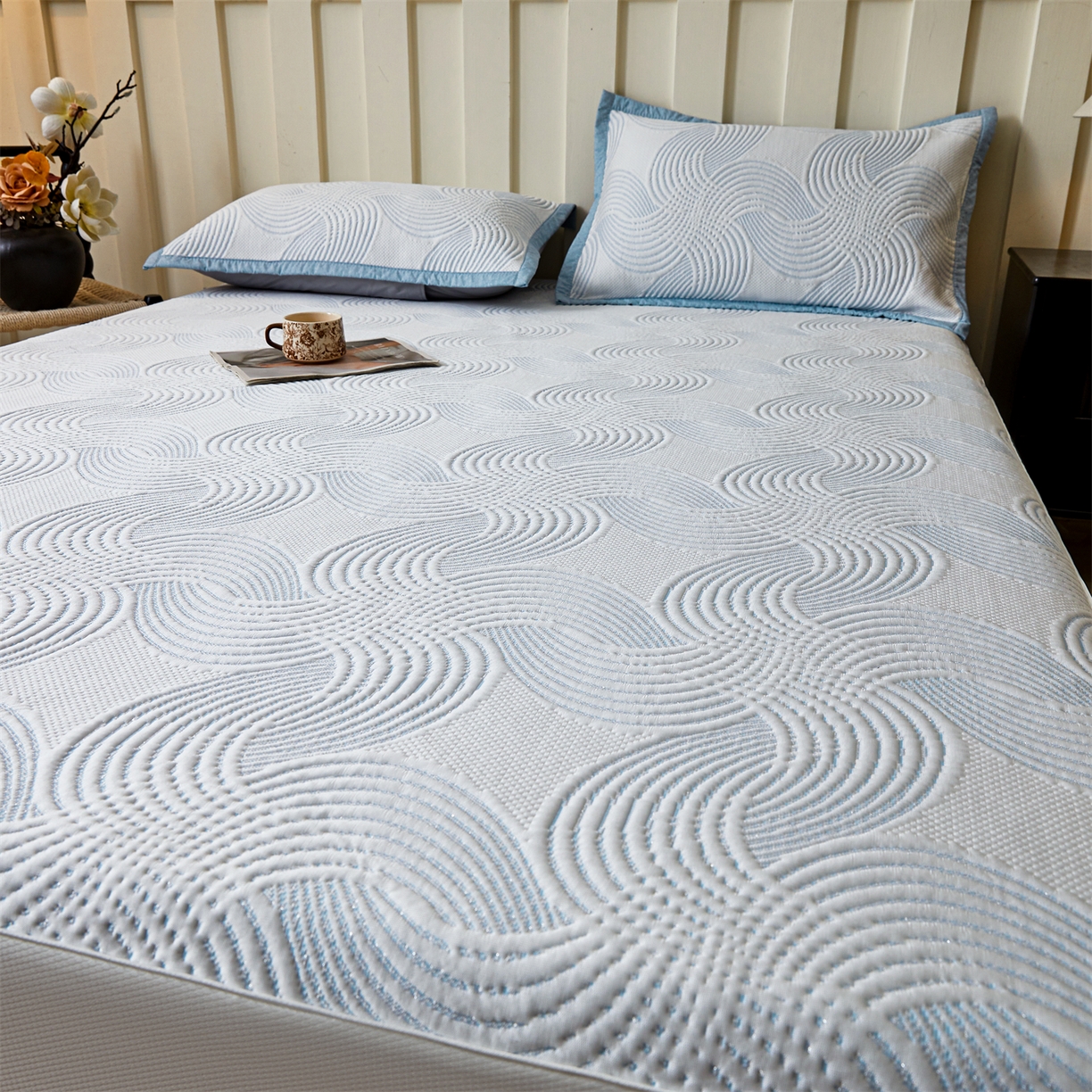 91家纺网 家纺一手货源 找家纺 慕木家纺 2026新款高端三明治硅胶复合PE100%乙纶提花冰豆豆凉席空调席韩版INS系列（提供买家秀） 韩INS-回川蓝床笠款