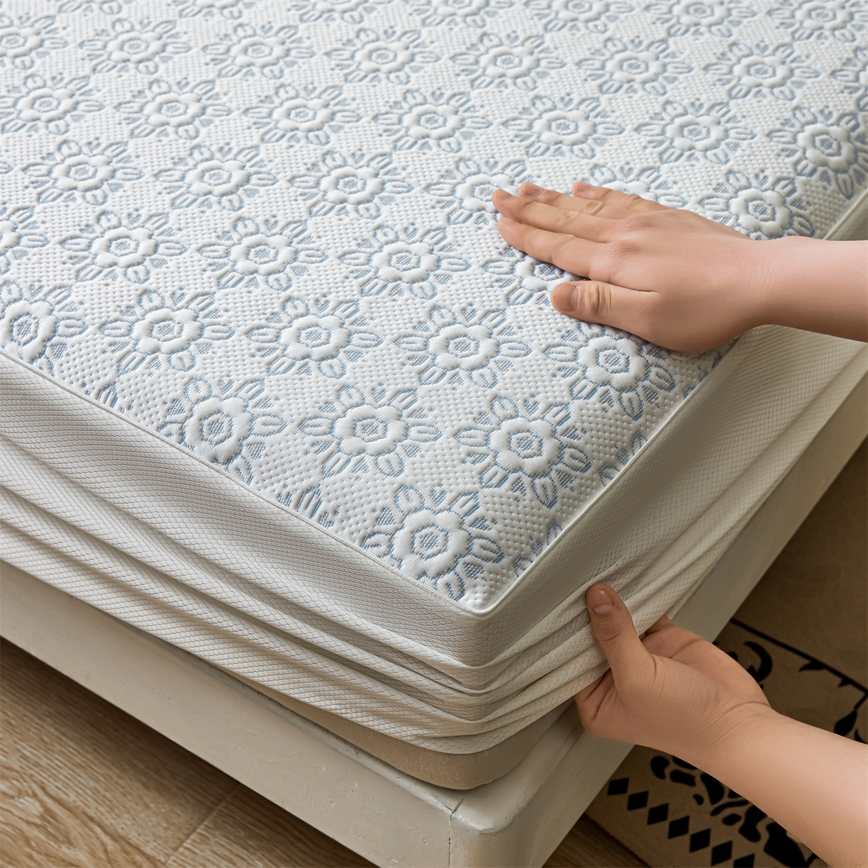 91家纺网 家纺一手货源 找家纺 慕木家纺 2026新款高端三明治硅胶复合PE100%乙纶提花冰豆豆凉席空调席韩版INS系列（提供买家秀） 韩INS-璇花蓝床笠款