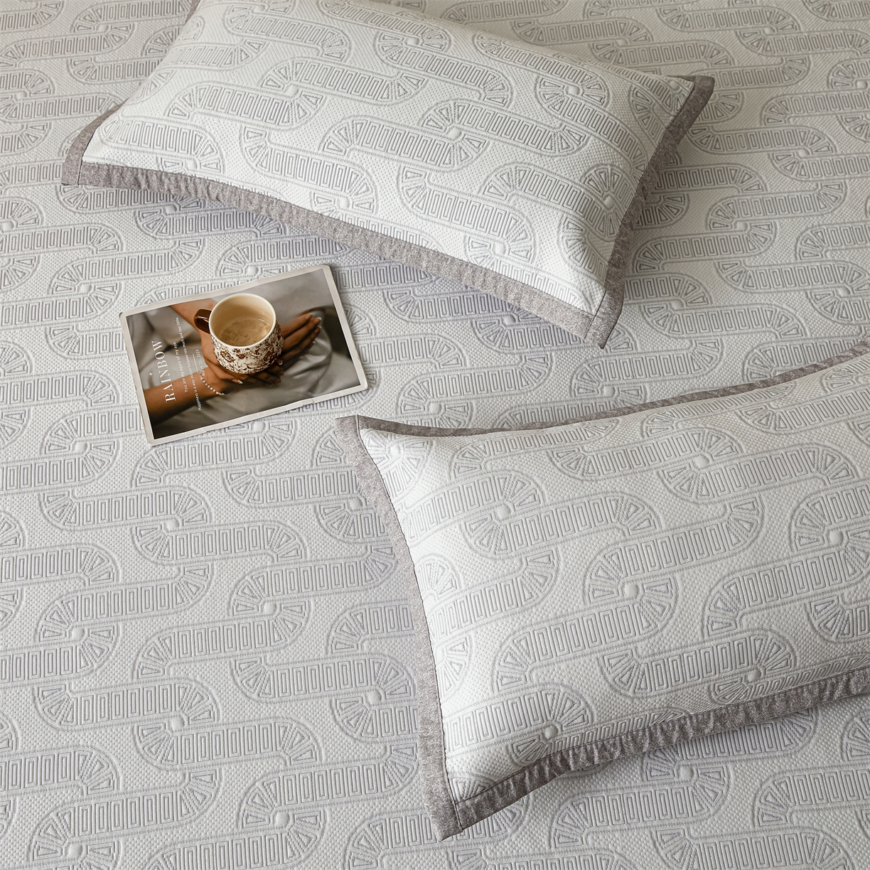 91家纺网 家纺一手货源 找家纺 慕木家纺 2026新款高端三明治硅胶复合PE100%乙纶提花冰豆豆凉席空调席韩版INS系列（提供买家秀） 韩INS-云间环床笠款