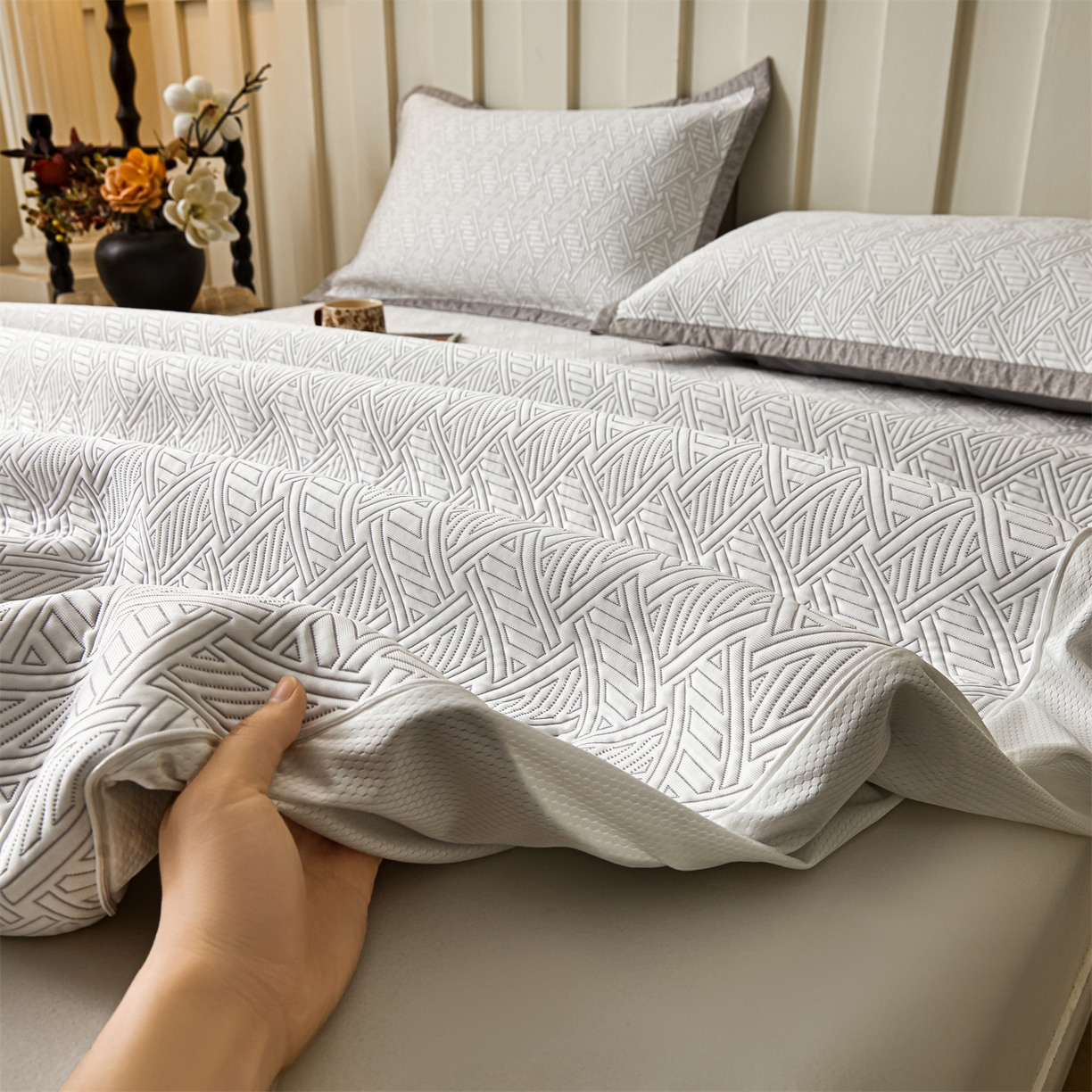 91家纺网 家纺一手货源 找家纺 慕木家纺 2026新款高端三明治硅胶复合PE100%乙纶提花冰豆豆凉席空调席韩版INS系列（提供买家秀） 韩INS-纵横灰床笠款