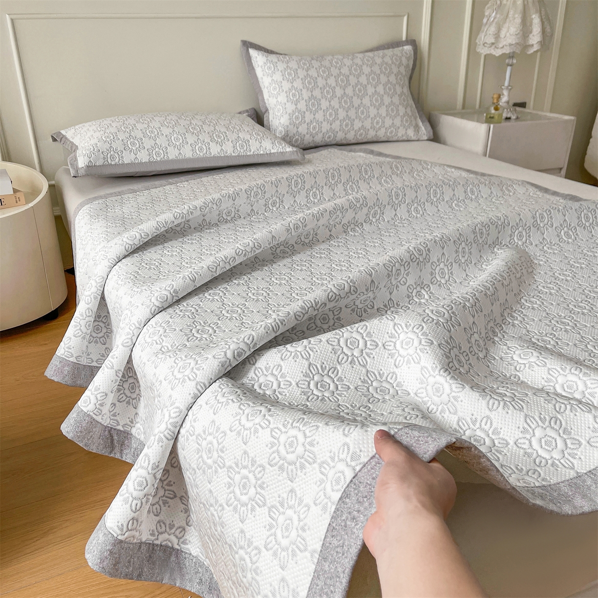 91家纺网 家纺一手货源 找家纺 慕木家纺 2026新款高端三明治硅胶复合PE100%乙纶提花冰豆豆凉席空调席韩版INS系列（提供买家秀） 韩INS-璇花灰床席款