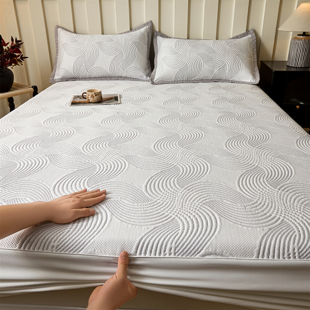 91家纺网 家纺一手货源 找家纺 慕木家纺 2026新款高端三明治硅胶复合PE100%乙纶提花冰豆豆凉席空调席韩版INS系列（提供买家秀） 韩INS-回川灰床笠款