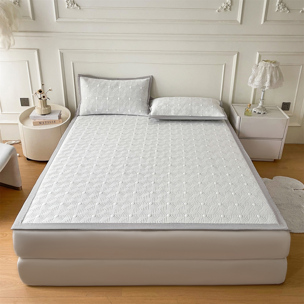 91家纺网 家纺一手货源 找家纺 慕木家纺 2026新款高端三明治硅胶复合PE100%乙纶提花冰豆豆凉席空调席韩版INS系列（提供买家秀） 韩INS-方圆灰床席款