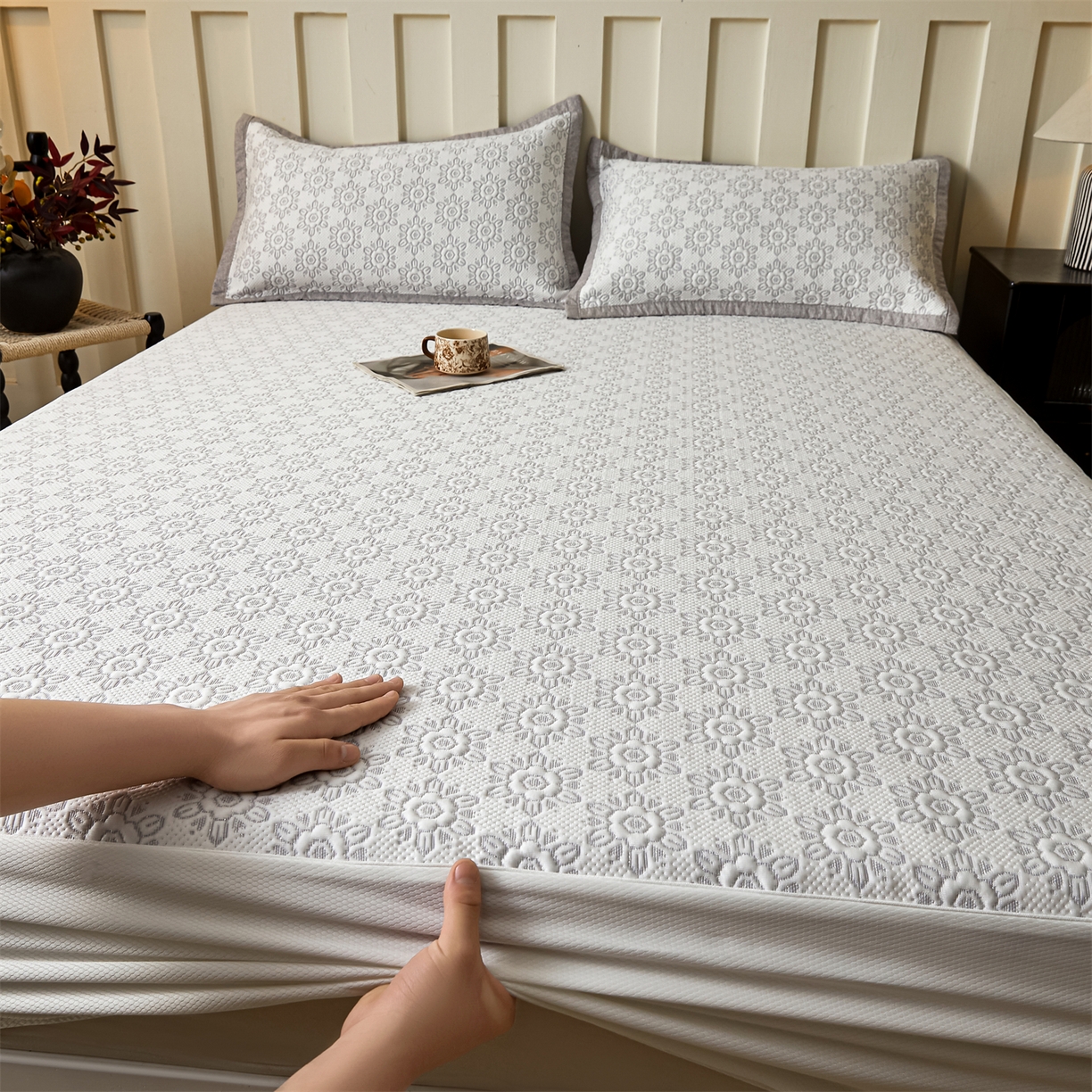 91家纺网 家纺一手货源 找家纺 慕木家纺 2026新款高端三明治硅胶复合PE100%乙纶提花冰豆豆凉席空调席韩版INS系列（提供买家秀） 韩INS-璇花灰床笠款