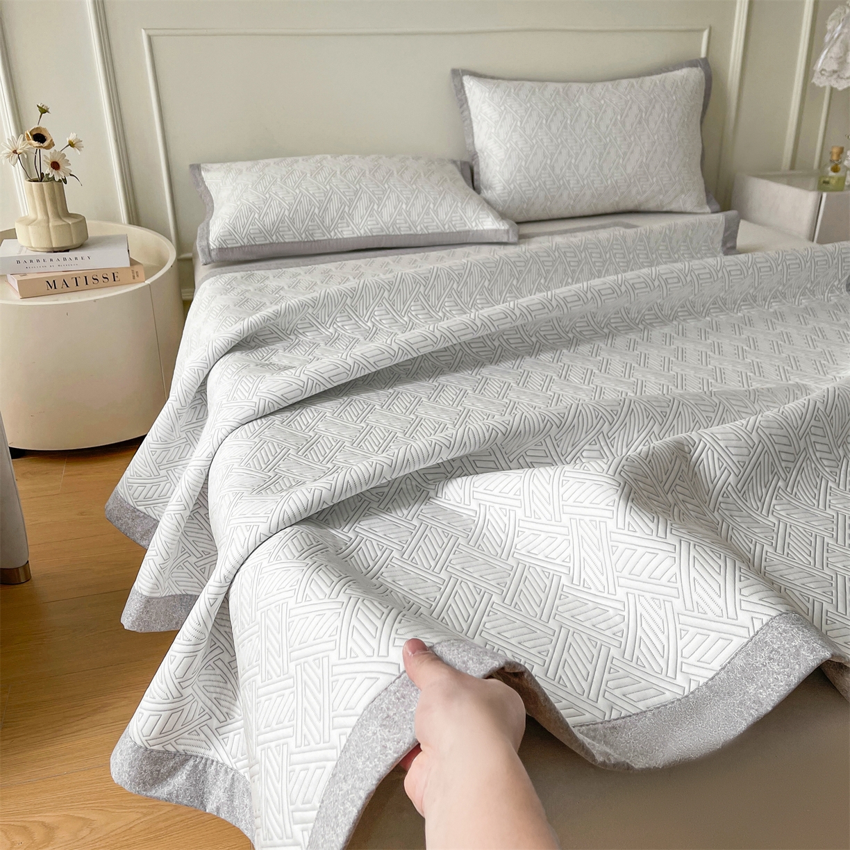 91家纺网 家纺一手货源 找家纺 慕木家纺 2026新款高端三明治硅胶复合PE100%乙纶提花冰豆豆凉席空调席韩版INS系列（提供买家秀） 韩INS-纵横灰床席款