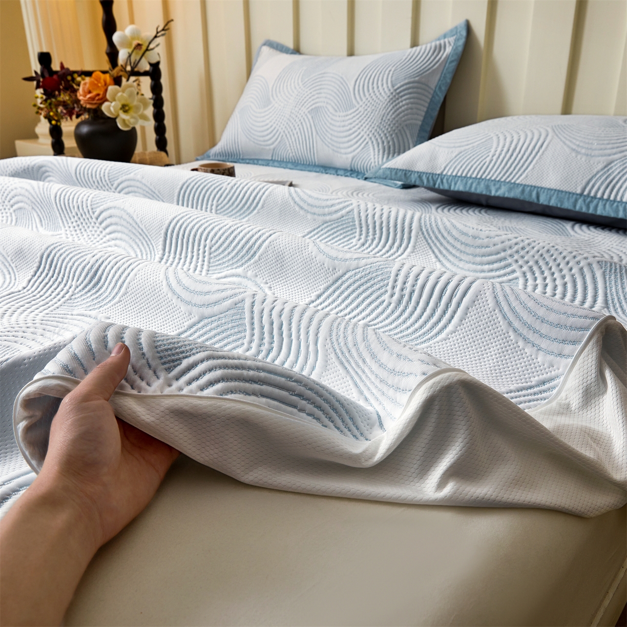 91家纺网 家纺一手货源 找家纺 慕木家纺 2026新款高端三明治硅胶复合PE100%乙纶提花冰豆豆凉席空调席韩版INS系列（提供买家秀） 韩INS-回川蓝床笠款