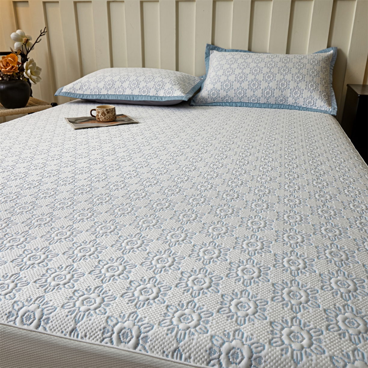 91家纺网 家纺一手货源 找家纺 慕木家纺 2026新款高端三明治硅胶复合PE100%乙纶提花冰豆豆凉席空调席韩版INS系列（提供买家秀） 韩INS-璇花蓝床笠款