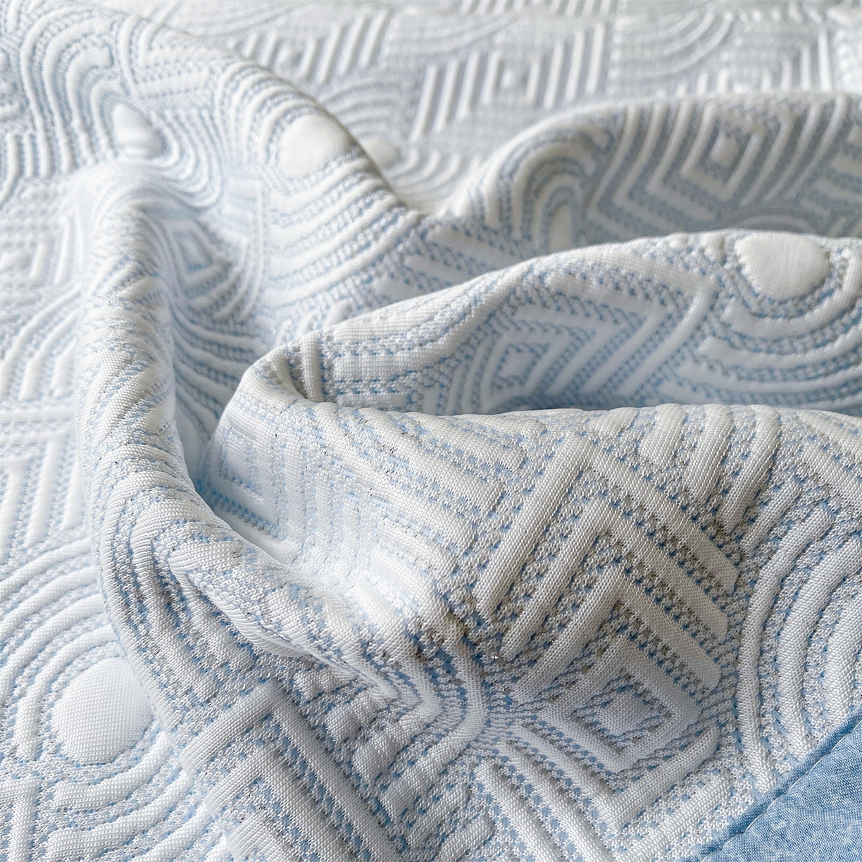 91家纺网 家纺一手货源 找家纺 慕木家纺 2026新款高端三明治硅胶复合PE100%乙纶提花冰豆豆凉席空调席韩版INS系列（提供买家秀） 韩INS-方圆蓝床席款