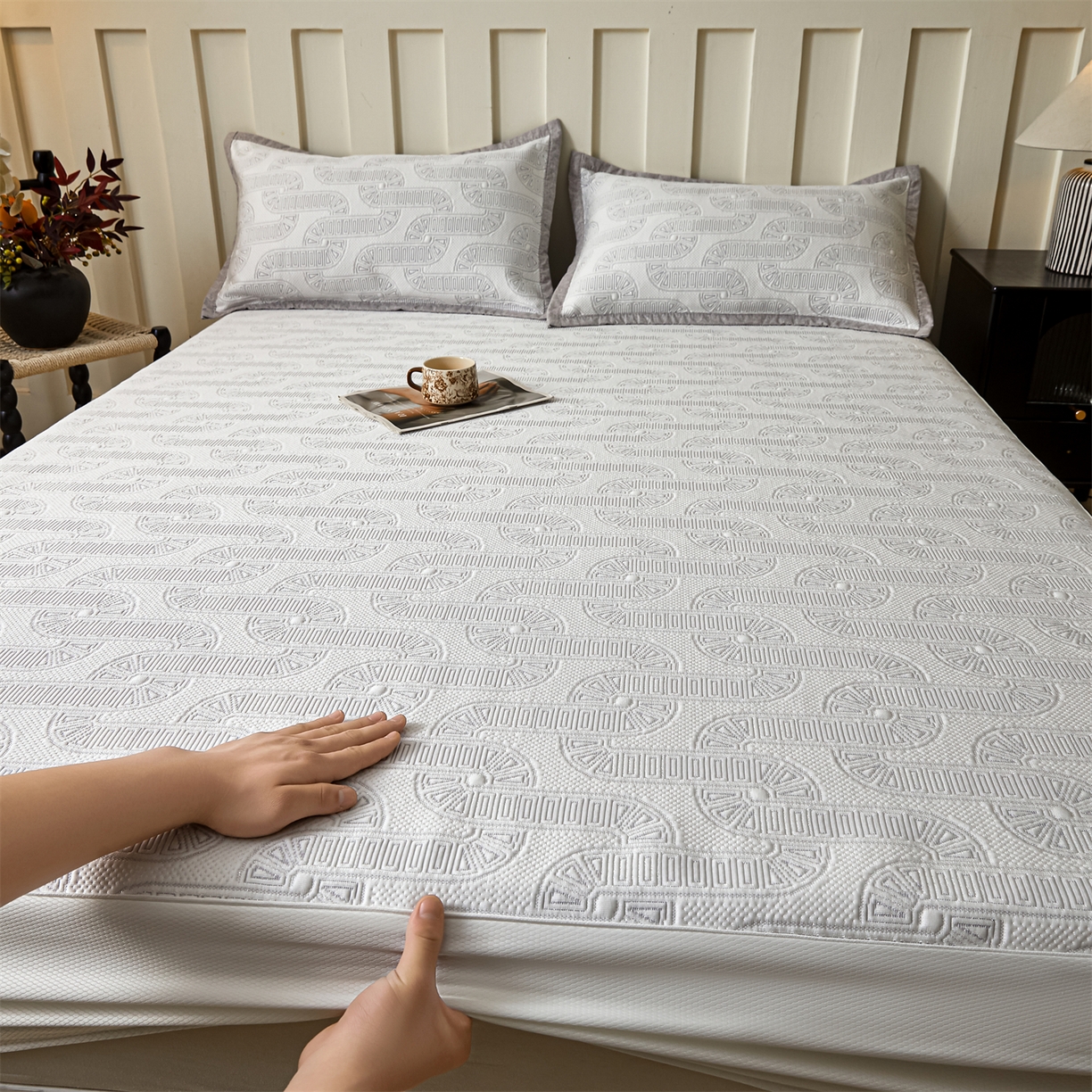 91家纺网 家纺一手货源 找家纺 慕木家纺 2026新款高端三明治硅胶复合PE100%乙纶提花冰豆豆凉席空调席韩版INS系列（提供买家秀） 韩INS-云间环床笠款