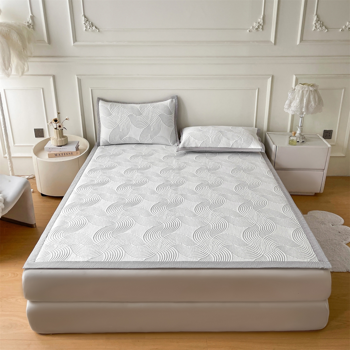 91家纺网 家纺一手货源 找家纺 慕木家纺 2026新款高端三明治硅胶复合PE100%乙纶提花冰豆豆凉席空调席韩版INS系列（提供买家秀） 韩INS-回川灰床席款