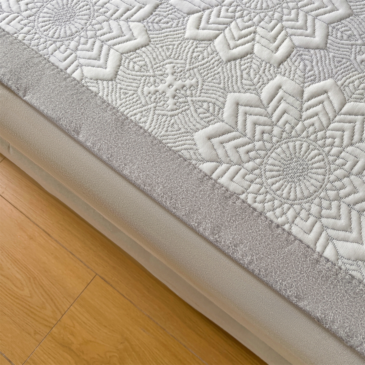 91家纺网 家纺一手货源 找家纺 慕木家纺 2026新款高端三明治硅胶复合PE100%乙纶提花冰豆豆凉席空调席韩版INS系列（提供买家秀） 韩INS-齐雪灰床席款