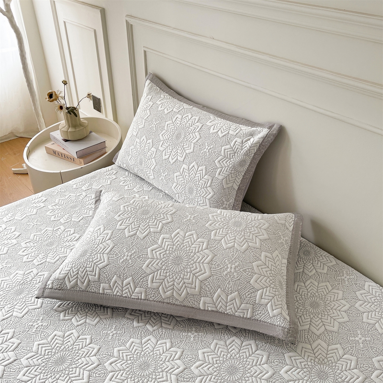 91家纺网 家纺一手货源 找家纺 慕木家纺 2026新款高端三明治硅胶复合PE100%乙纶提花冰豆豆凉席空调席韩版INS系列（提供买家秀） 韩INS-齐雪灰床席款