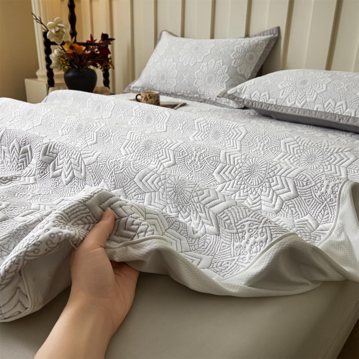 91家纺网 家纺一手货源 找家纺 慕木家纺 2026新款高端三明治硅胶复合PE100%乙纶提花冰豆豆凉席空调席韩版INS系列（提供买家秀） 韩INS-齐雪灰床笠款