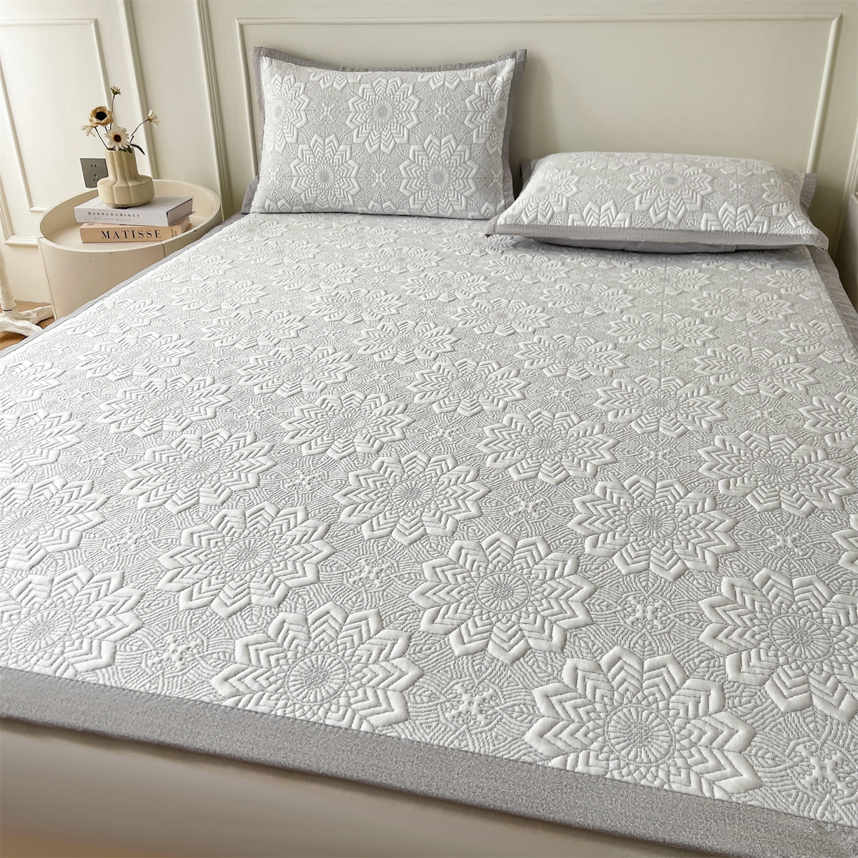 91家纺网 家纺一手货源 找家纺 慕木家纺 2026新款高端三明治硅胶复合PE100%乙纶提花冰豆豆凉席空调席韩版INS系列（提供买家秀） 韩INS-齐雪灰床席款