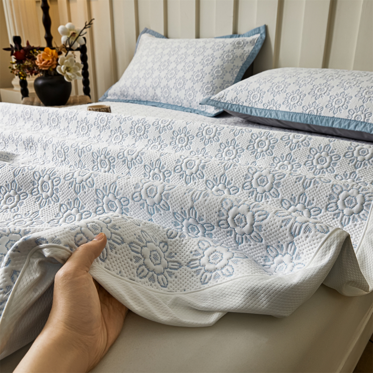 91家纺网 家纺一手货源 找家纺 慕木家纺 2026新款高端三明治硅胶复合PE100%乙纶提花冰豆豆凉席空调席韩版INS系列（提供买家秀） 韩INS-璇花蓝床笠款