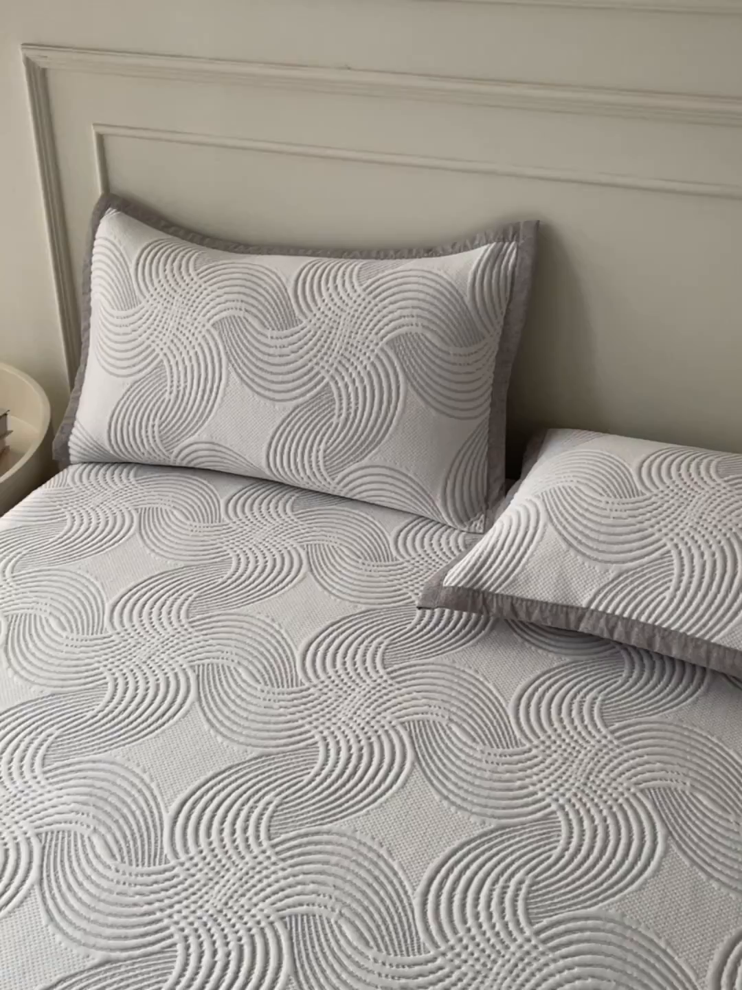 91家纺网 家纺一手货源 找家纺 慕木家纺 2026新款高端三明治硅胶复合PE100%乙纶提花冰豆豆凉席空调席韩版INS系列（提供买家秀） 韩INS-回川灰床席款