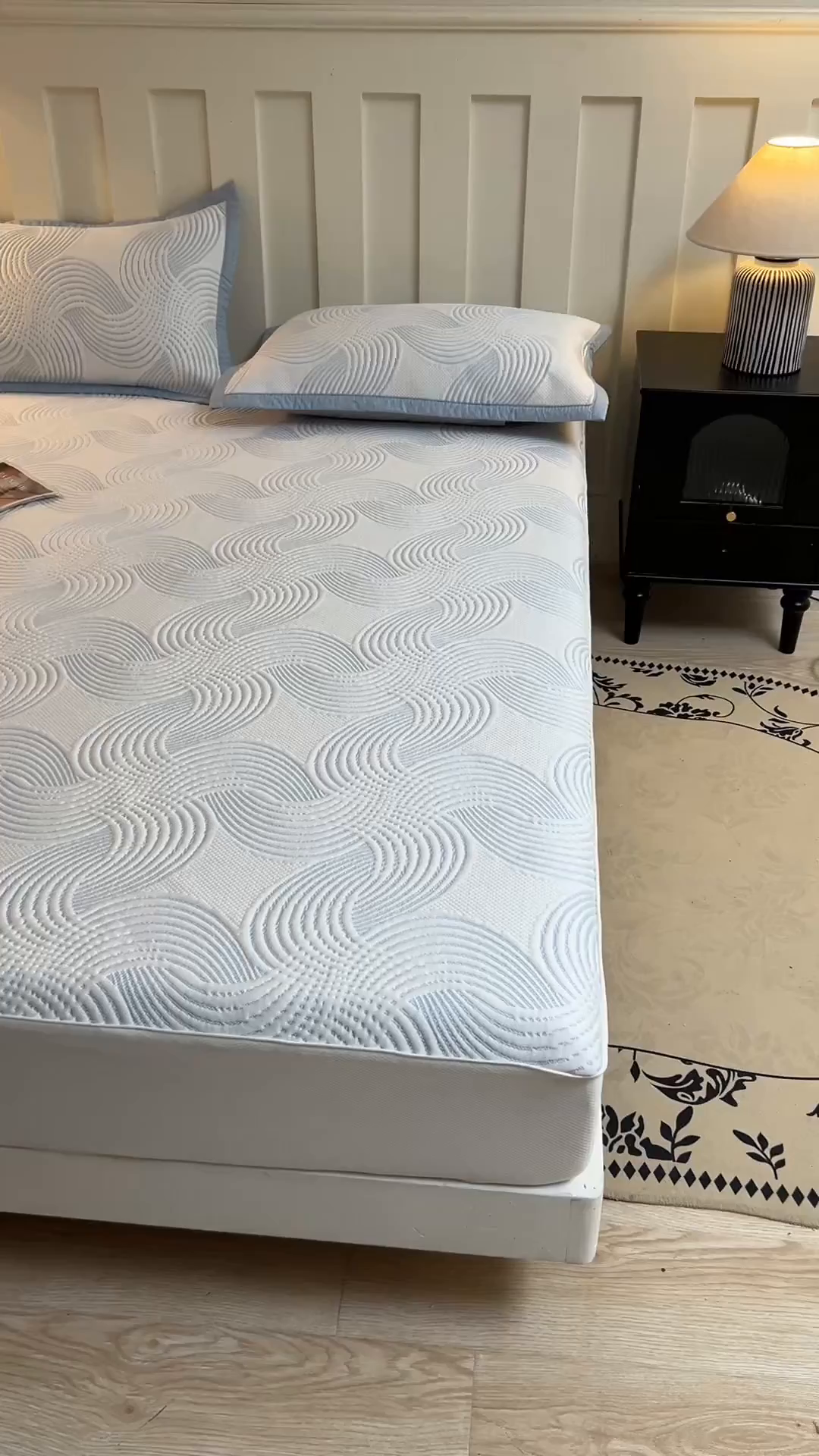 91家纺网 家纺一手货源 找家纺 慕木家纺 2026新款高端三明治硅胶复合PE100%乙纶提花冰豆豆凉席空调席韩版INS系列（提供买家秀） 韩INS-回川蓝床笠款