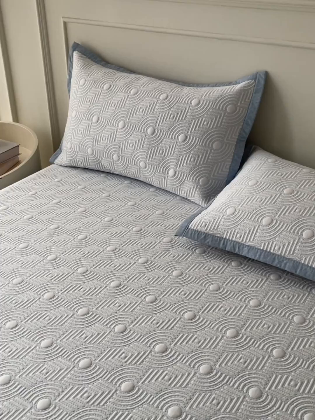 91家纺网 家纺一手货源 找家纺 慕木家纺 2026新款高端三明治硅胶复合PE100%乙纶提花冰豆豆凉席空调席韩版INS系列（提供买家秀） 韩INS-方圆蓝床席款