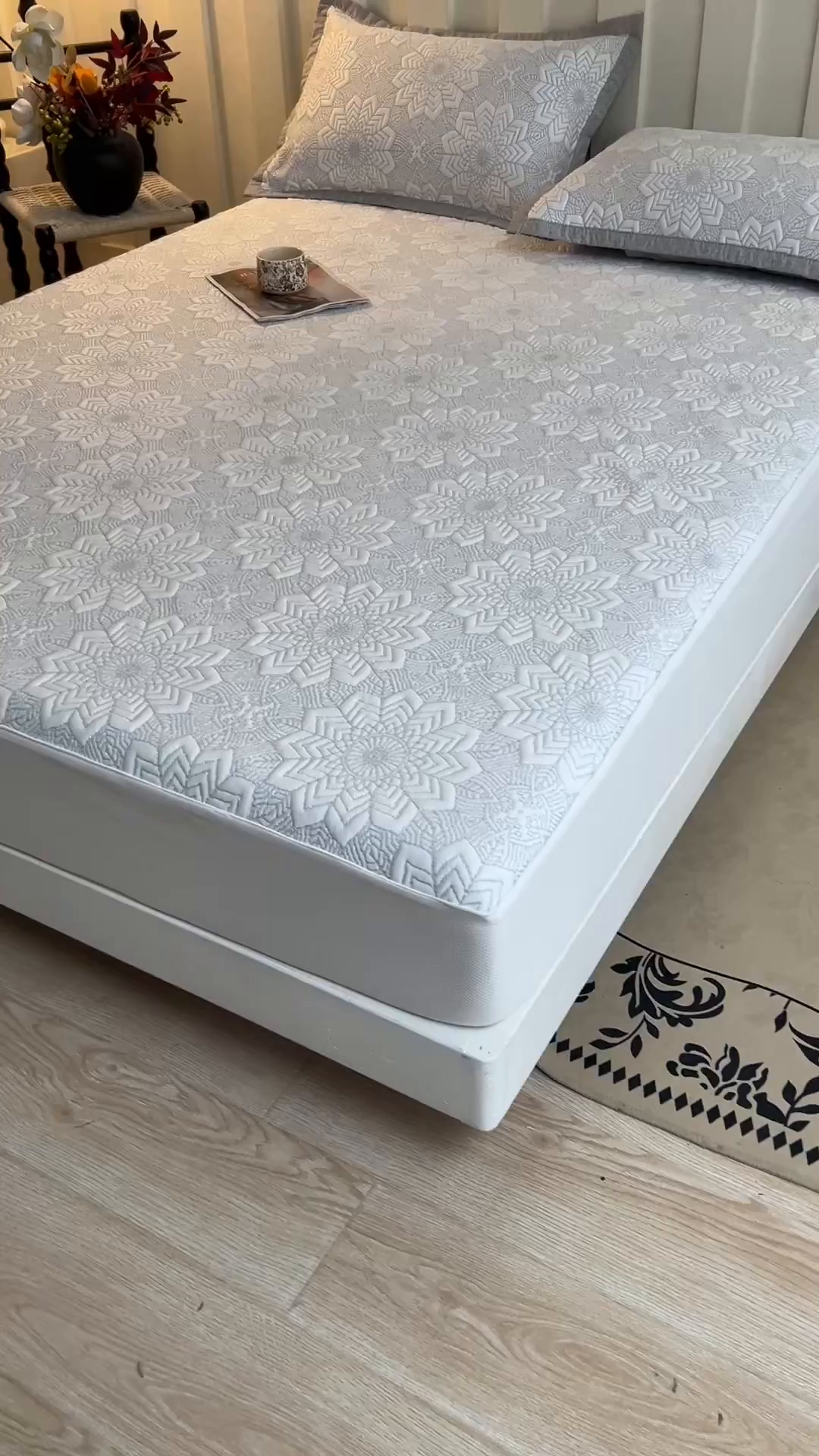 91家纺网 家纺一手货源 找家纺 慕木家纺 2026新款高端三明治硅胶复合PE100%乙纶提花冰豆豆凉席空调席韩版INS系列（提供买家秀） 韩INS-齐雪灰床笠款