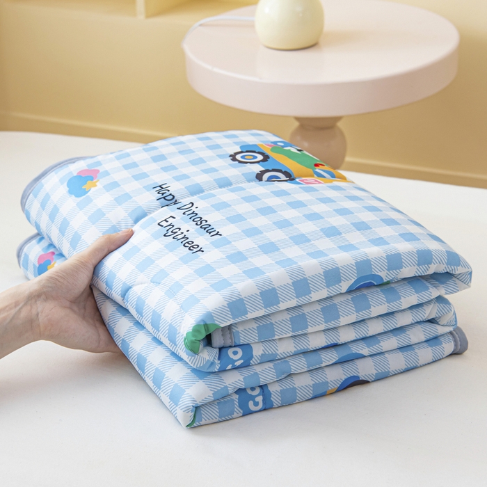 91家纺网 家纺一手货源 找家纺 鱼宝 2026新款儿童夏被凉席三件套 恐龙车队