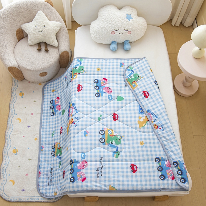 91家纺网 家纺一手货源 找家纺 鱼宝 2026新款儿童夏被凉席三件套 恐龙车队