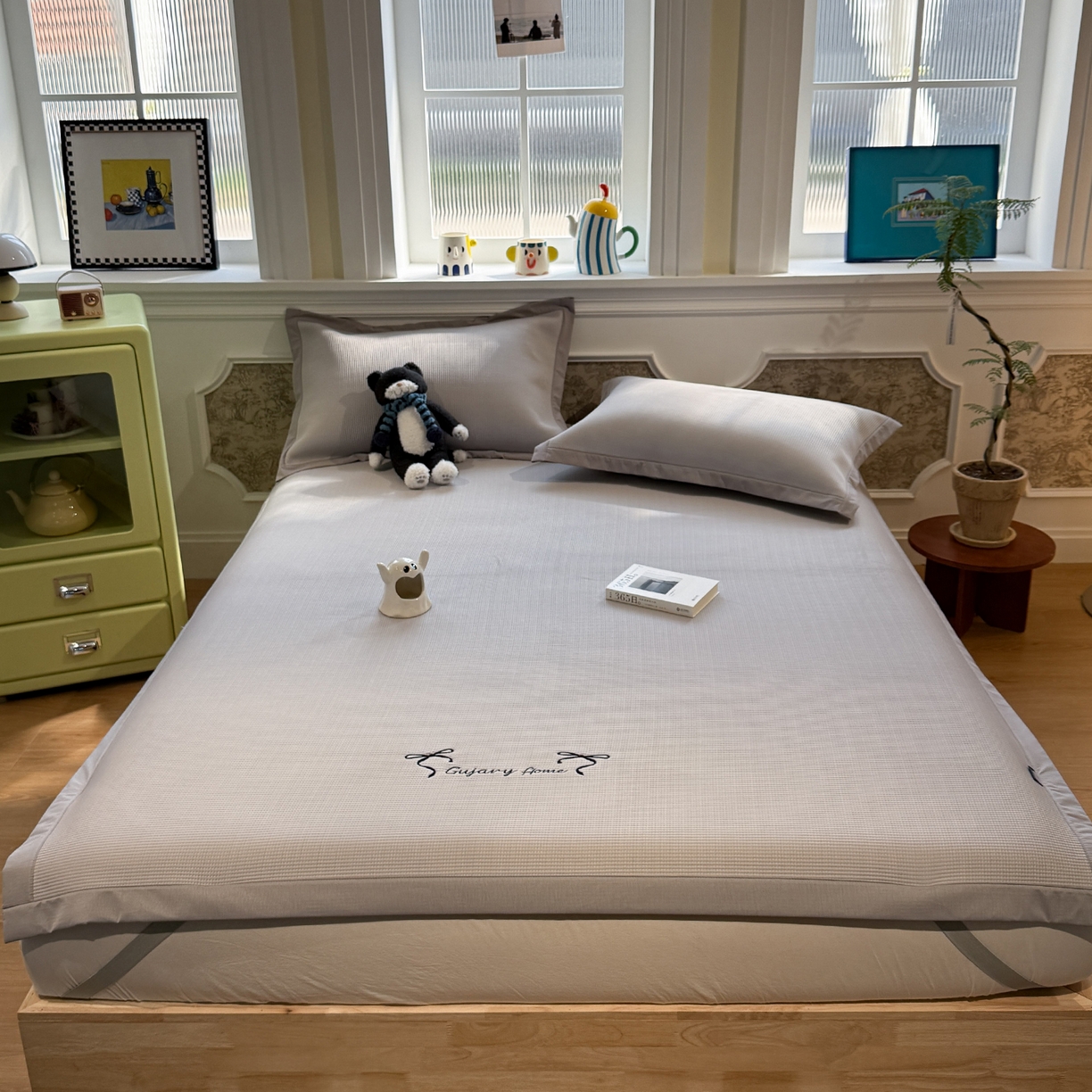 91家纺网 家纺一手货源 找家纺 GUJARY古家丽 2026新款A类刺绣凉豆豆凉席miumiu风绣蝴蝶结 云雾灰