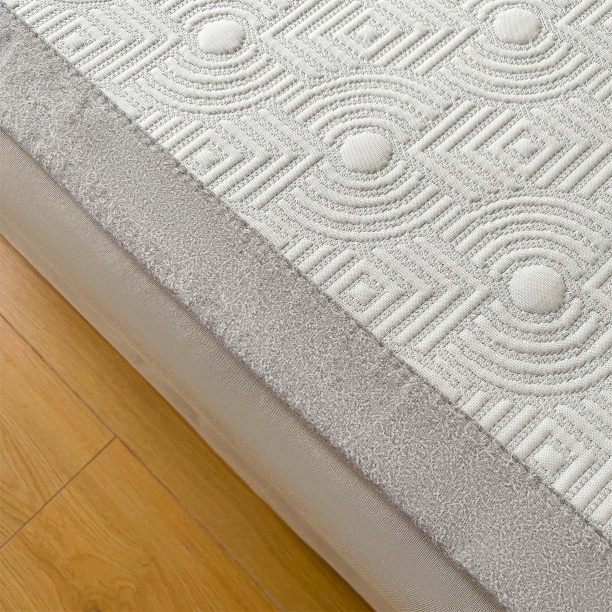 91家纺网 家纺一手货源 找家纺 慕木家纺 2026新款高端三明治硅胶复合PE100%乙纶提花冰豆豆凉席空调席韩版INS系列（提供买家秀） 韩INS-方圆灰床席款