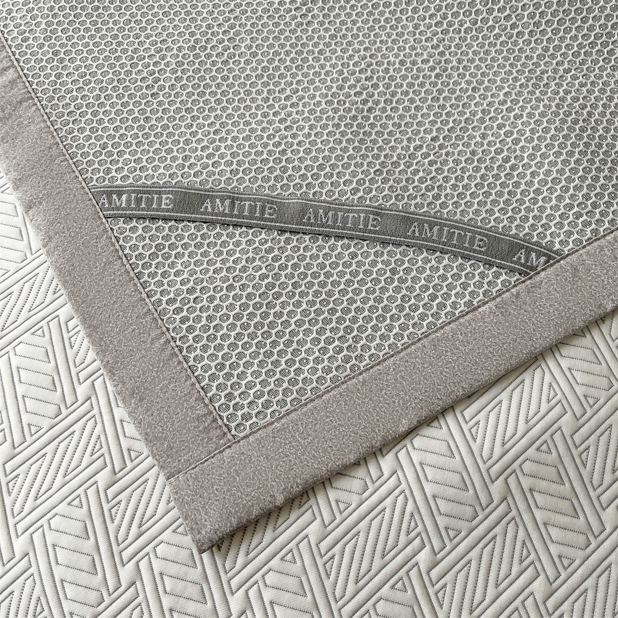 91家纺网 家纺一手货源 找家纺 慕木家纺 2026新款高端三明治硅胶复合PE100%乙纶提花冰豆豆凉席空调席韩版INS系列（提供买家秀） 韩INS-纵横灰床席款