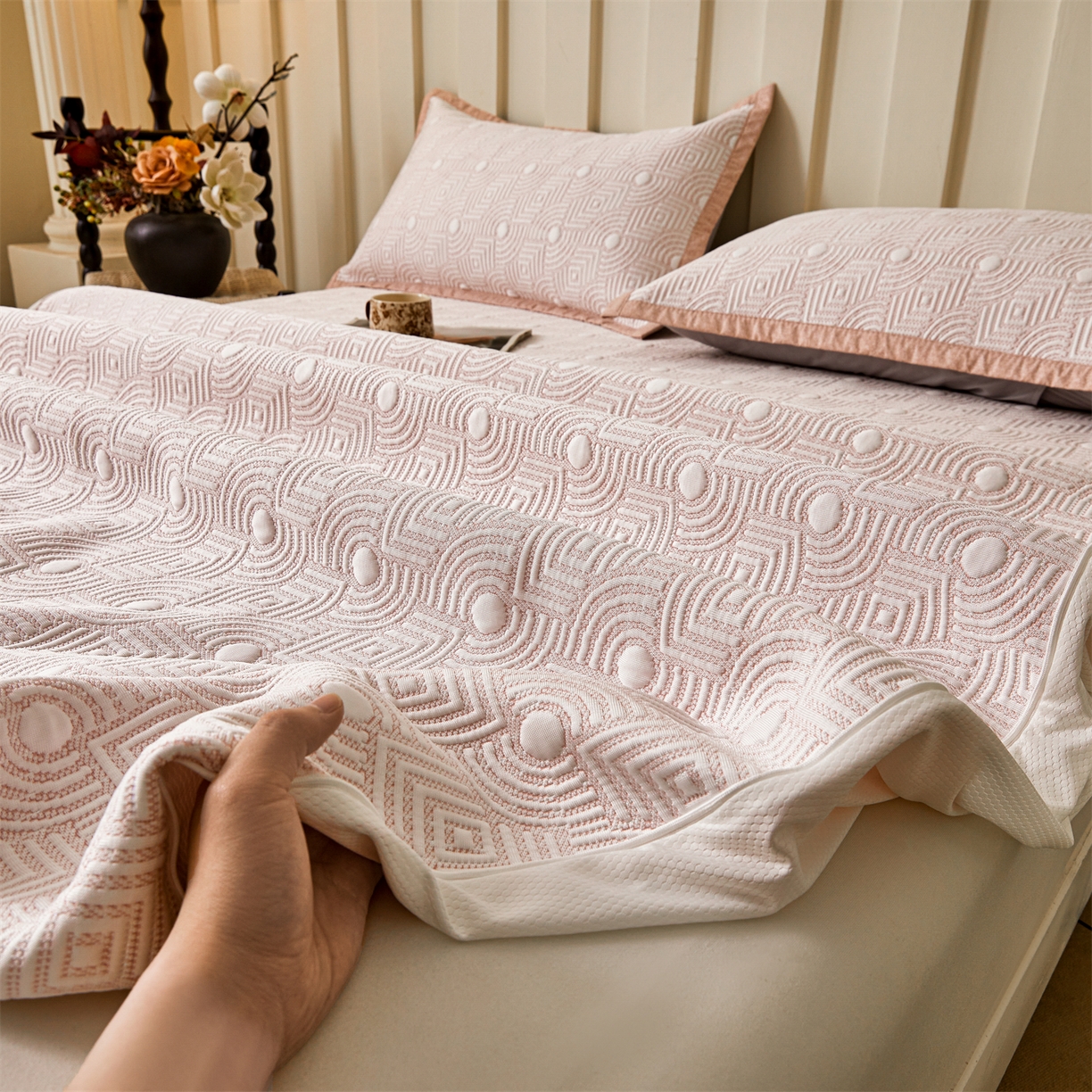 91家纺网 家纺一手货源 找家纺 慕木家纺 2026新款高端三明治硅胶复合PE100%乙纶提花冰豆豆凉席空调席韩版INS系列（提供买家秀） 韩INS-方圆粉床笠款