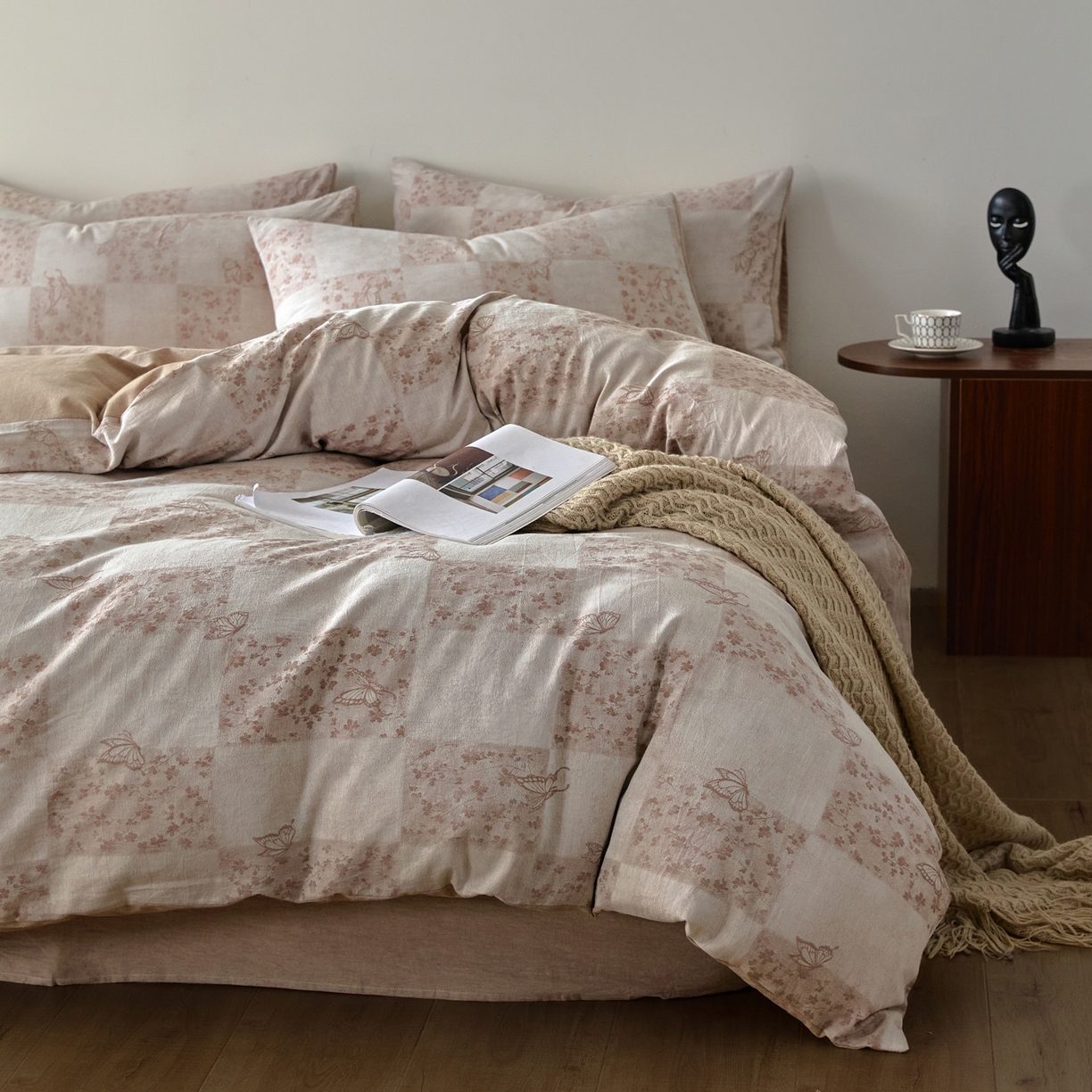 91家纺网 家纺一手货源 找家纺 如一 2026新款A类色织提花全棉双层纱水洗棉四件套 蝶漫咖