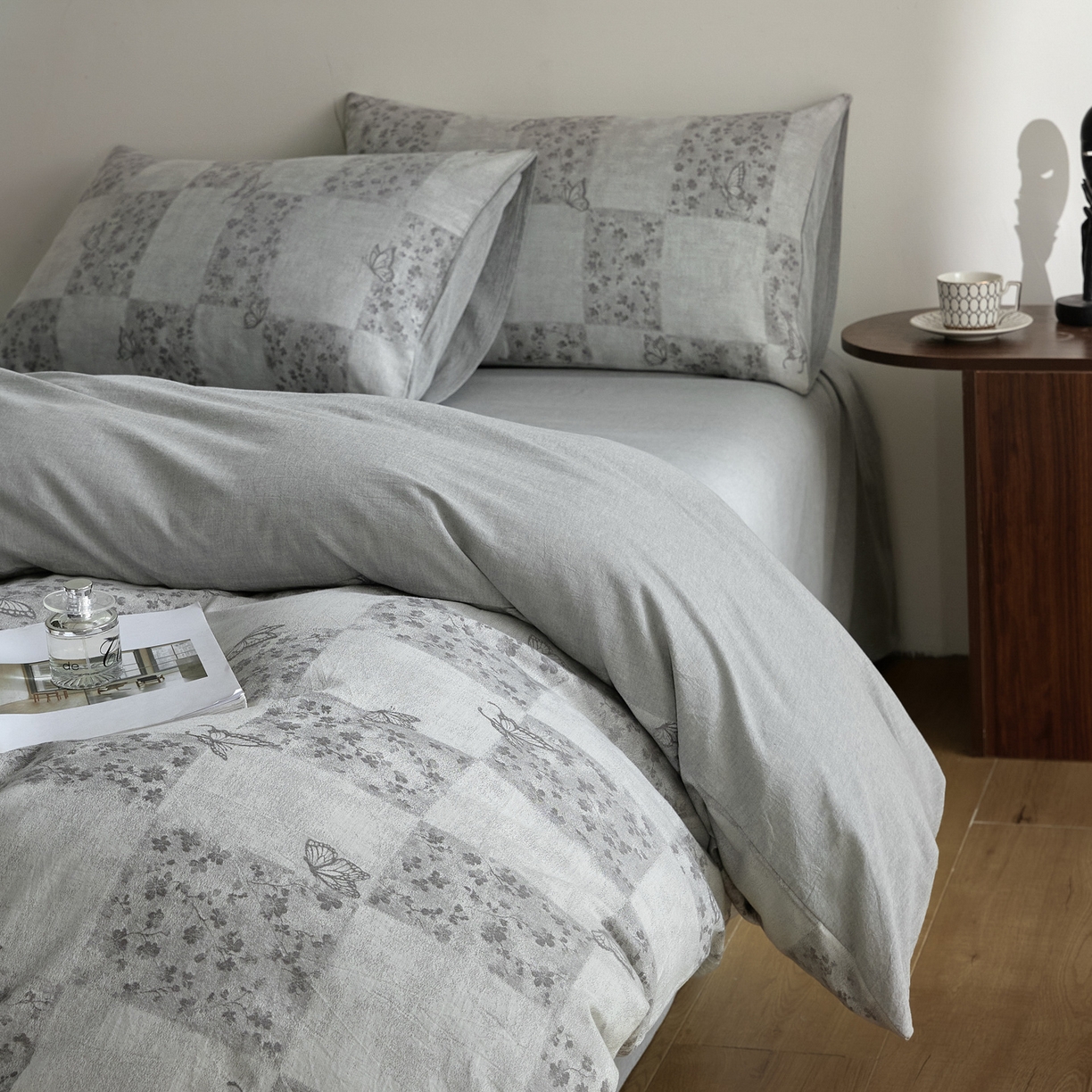 91家纺网 家纺一手货源 找家纺 如一 2026新款A类色织提花全棉双层纱水洗棉四件套 蝶漫灰