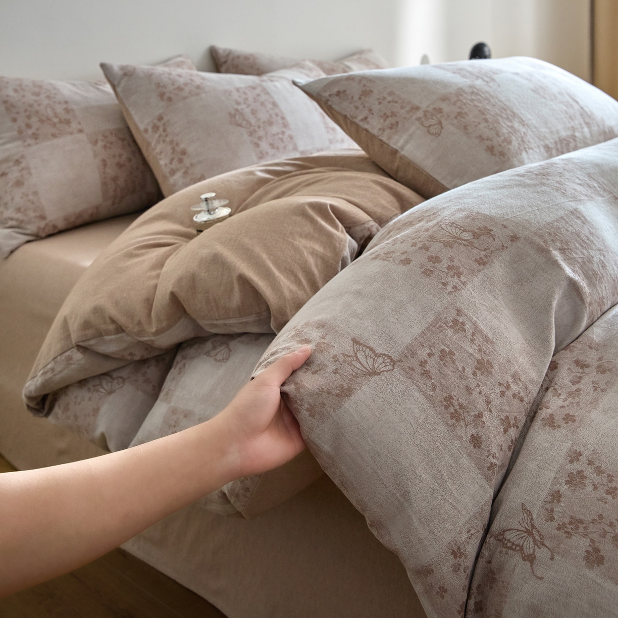 91家纺网 家纺一手货源 找家纺 如一 2026新款A类色织提花全棉双层纱水洗棉四件套 蝶漫咖