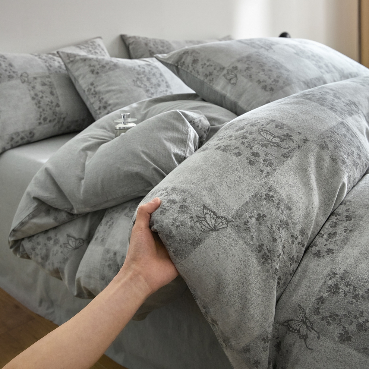 91家纺网 家纺一手货源 找家纺 如一 2026新款A类色织提花全棉双层纱水洗棉四件套 蝶漫灰