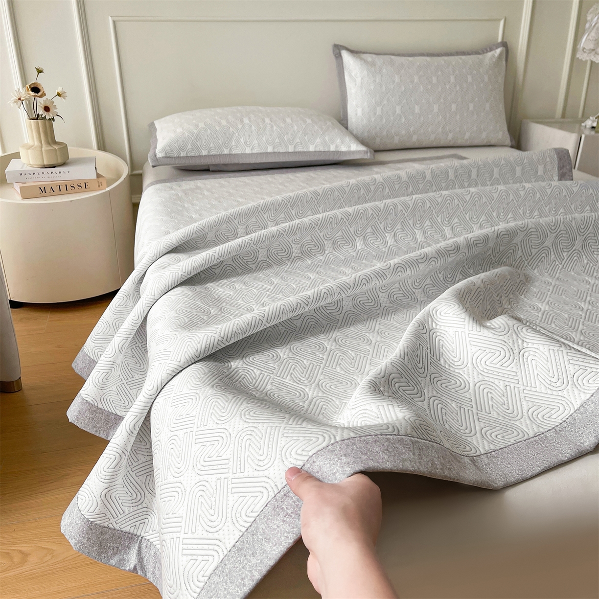 91家纺网 家纺一手货源 找家纺 慕木家纺 2026新款高端三明治硅胶复合PE100%乙纶提花冰豆豆凉席空调席韩版INS系列（提供买家秀） 韩INS-峰回灰床席款