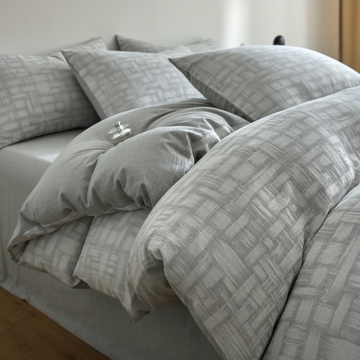 91家纺网 家纺一手货源 找家纺 如一 2026新款A类色织提花全棉双层纱水洗棉四件套 浮光灰