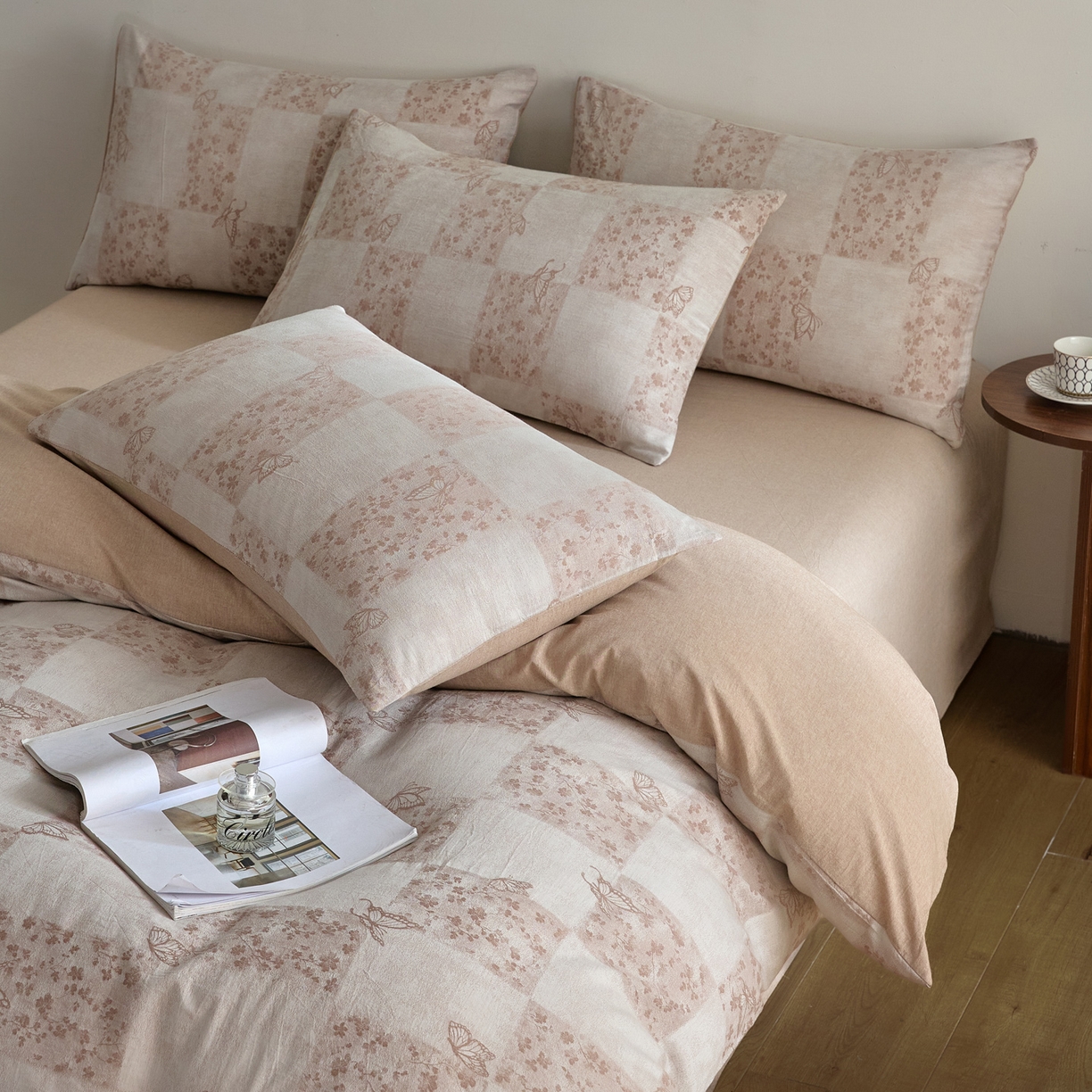 91家纺网 家纺一手货源 找家纺 如一 2026新款A类色织提花全棉双层纱水洗棉四件套 蝶漫咖